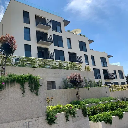 Sea Front Luxury With A Private Infinity Pool , A Large Garden And A Private Garage On The In Apartment *