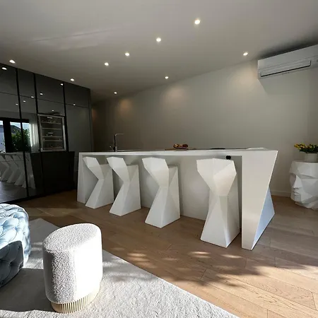 Sea Front Luxury With A Private Infinity Pool , A Large Garden And A Private Garage On The In Apartment *