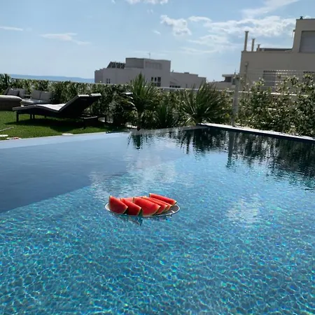 Sea Front Luxury With A Private Infinity Pool , A Large Garden And A Private Garage On The In * 斯普利特