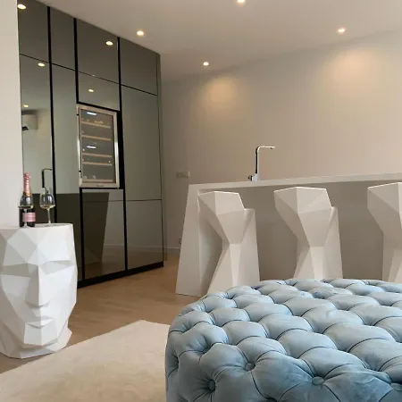 Sea Front Luxury With A Private Infinity Pool , A Large Garden And A Private Garage On The In * 斯普利特