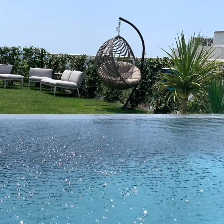 Sea Front Luxury With A Private Infinity Pool , A Large Garden And A Private Garage On The In 公寓