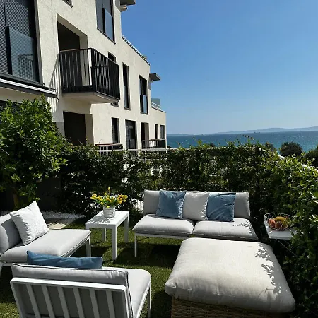 Sea Front Luxury With A Private Infinity Pool , A Large Garden And A Private Garage On The In 斯普利特
