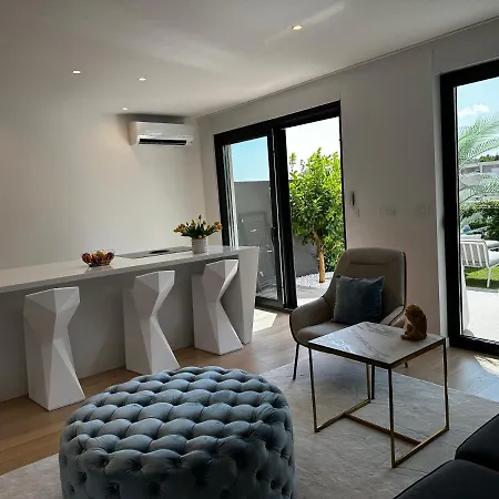 Sea Front Luxury With A Private Infinity Pool , A Large Garden And A Private Garage On The In * 斯普利特