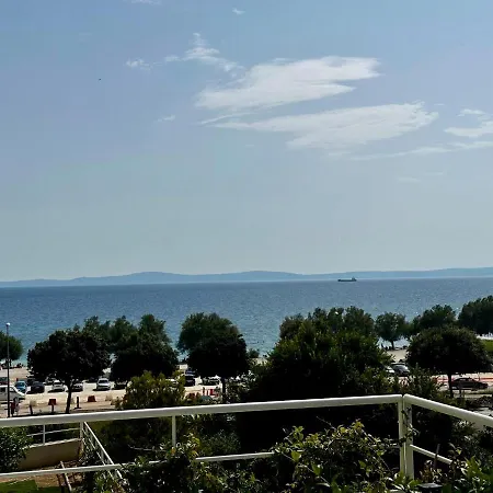 Sea Front Luxury With A Private Infinity Pool , A Large Garden And A Private Garage On The In 公寓 斯普利特