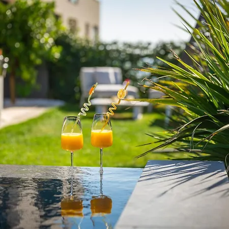公寓 Sea Front Luxury With A Private Infinity Pool , A Large Garden And A Private Garage On The In