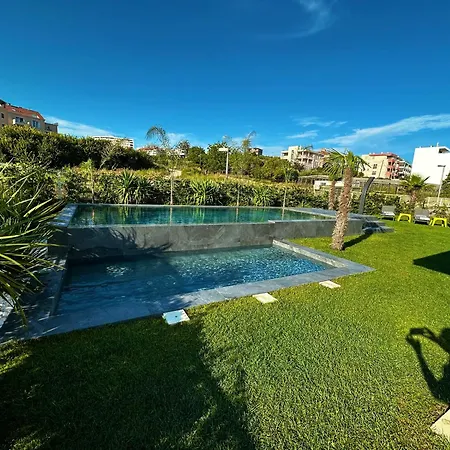 公寓 Sea Front Luxury With A Private Infinity Pool , A Large Garden And A Private Garage On The In
