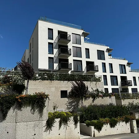 Sea Front Luxury With A Private Infinity Pool , A Large Garden And A Private Garage On The In 斯普利特